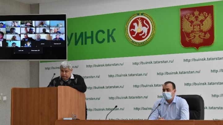 В рамках действующих санитарно-эпидемиологических ограничений совещание Ранис Камартдинов провел в режиме видеосвязи