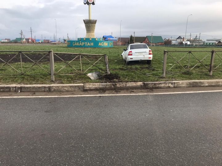 В Буинске автомобиль врезался в ограждение (+фото)