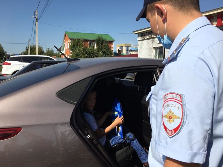 Буинские инспекторы вручили детям мешки с канцтоварами (+фото)