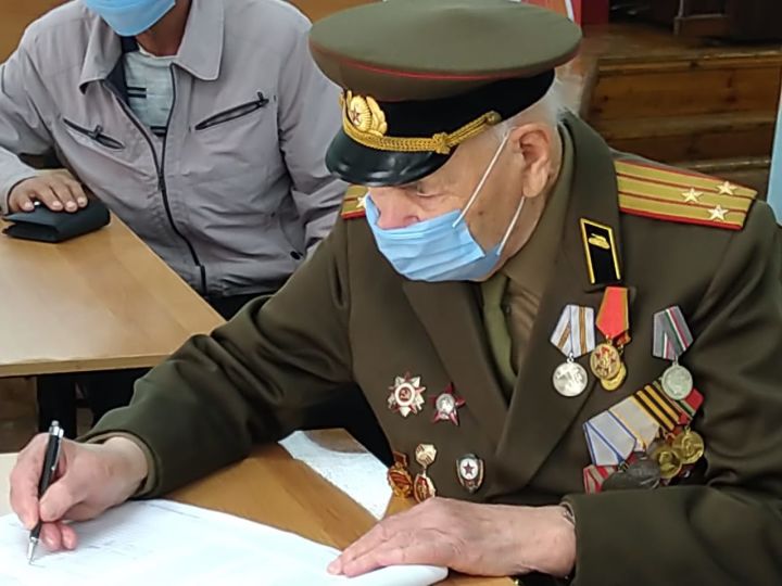100-летний ветеран из Буинска Рауф Тухфатуллин сам пришел на избирательный участок (+фото)