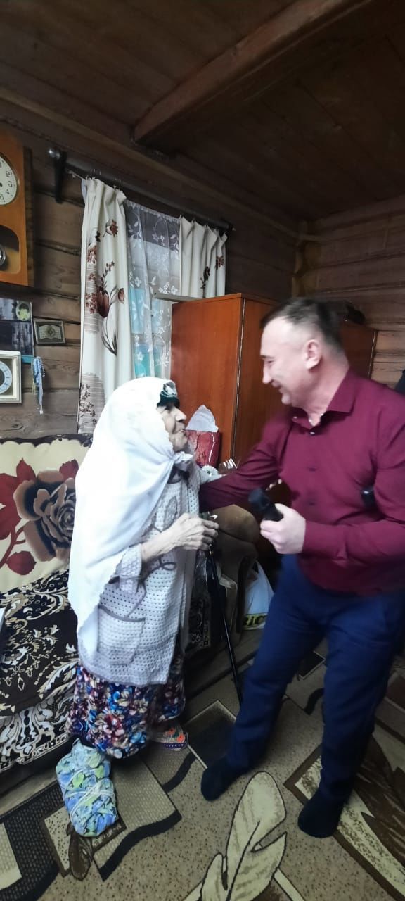 В Буинском районе Ринат Рахматуллин поздравил ветерана тыла