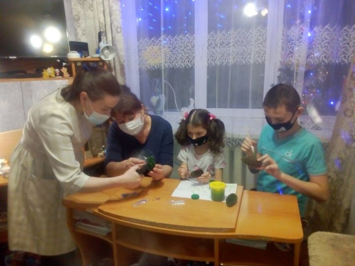 Специалисты центра соцобслуживания "Гармония" в Буинском районе провели мероприятие «Мастерская деда мороза»