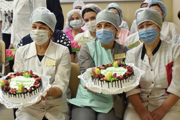 Работницам Буинской ЦРБ привезли торты к праздничному чаепитию