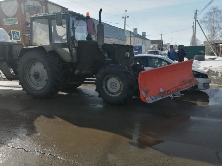 В Буинске столкнулись   “иномарка” и трактор (+фото)