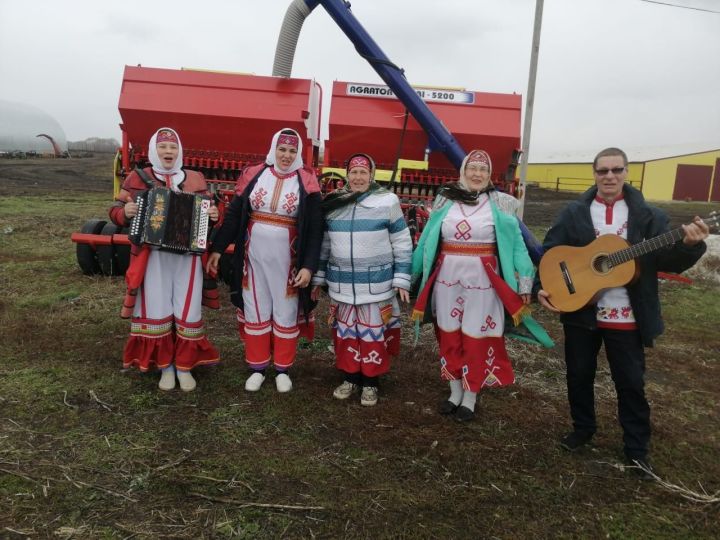 Агитбригады ставят концерты на полях Буинского района