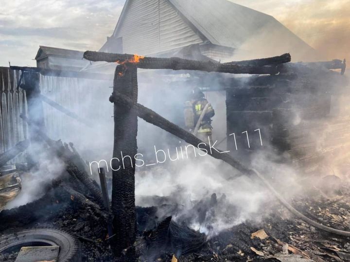 В селе Мещеряково огонь с сарая едва не перекинулся на соседний дом (+фото)