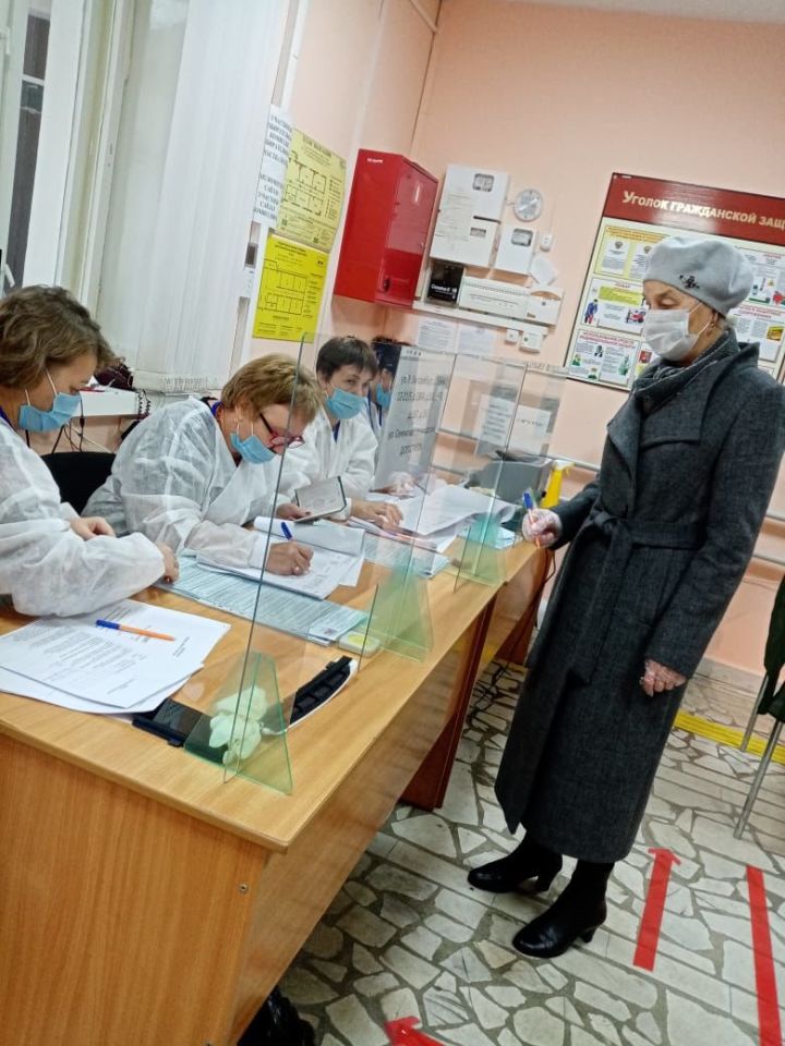 В Буинске проголосовала председатель районного совета ветеранов Жаухария Хеснетдинова + фото