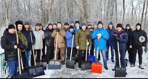 Буинские полицейские расчистили от снега территории памятников, установленных в честь героев-коллег