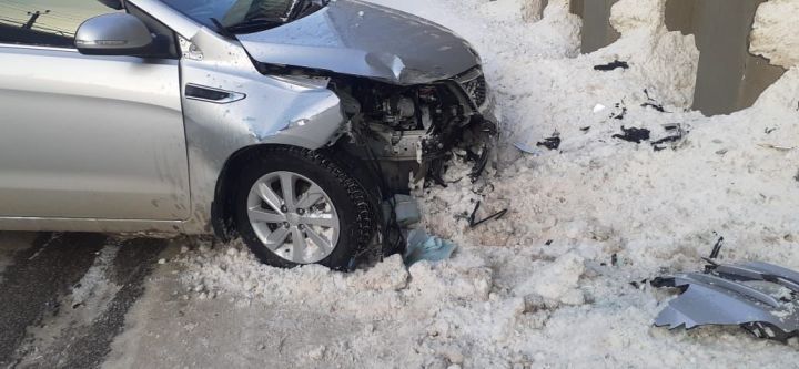 В Буинске автомобиль врезался в препятствие (+фото)