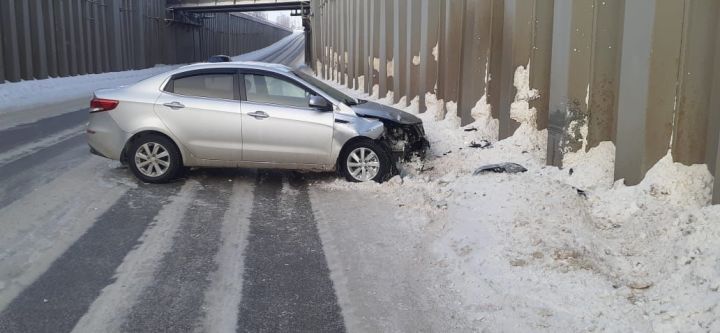В Буинске автомобиль врезался в препятствие (+фото)