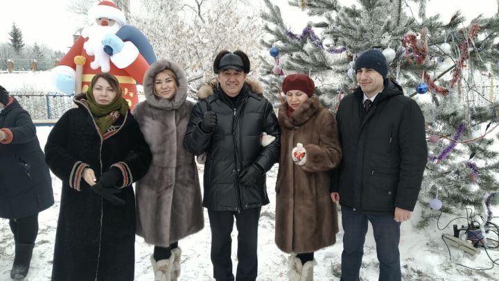 Президент Буинского землячества в Казани Ирек Закиров организовал новогодний праздник в  родной деревне Исаково
