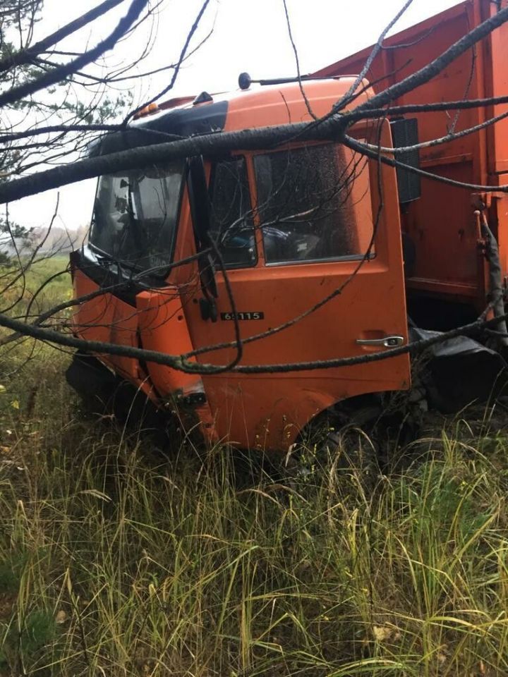 Водитель внедорожника погиб, врезавшись лоб в лоб в грузовик на трассе Казань – Буинск