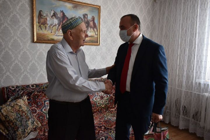Ранис Камартдинов поздравил с Днем пожилых ветерана ВОВ Рауфа Тухватуллина