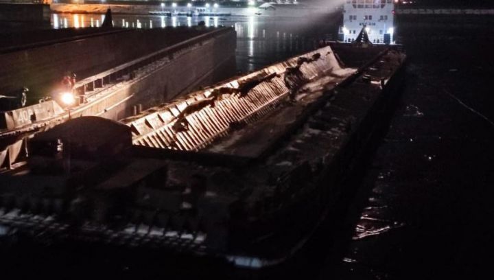 Сорвавшуюся с якорей баржу компании «НСК» унесло течением к Нижнекамской ГЭС