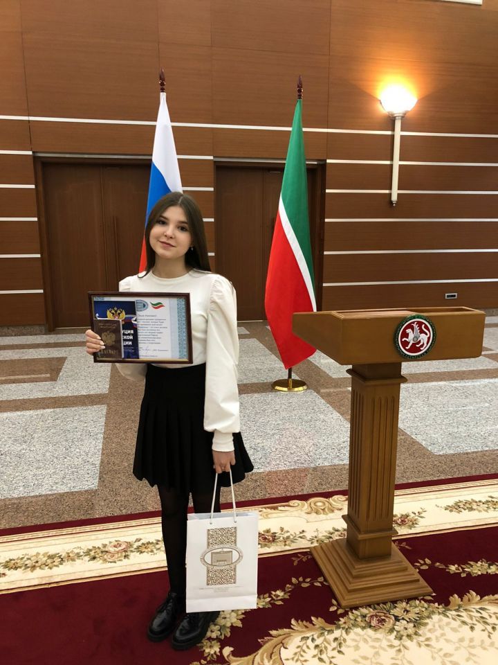 Эльза Калимуллина из Буинска получила паспорт из рук председателя Государственного Совета РТ (фото)
