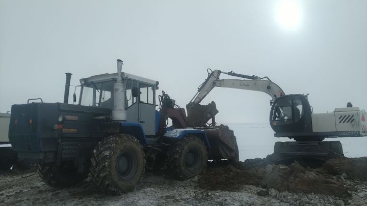 Буинцы ремонтируют плотину в Дрожжаное (фото, видео)
