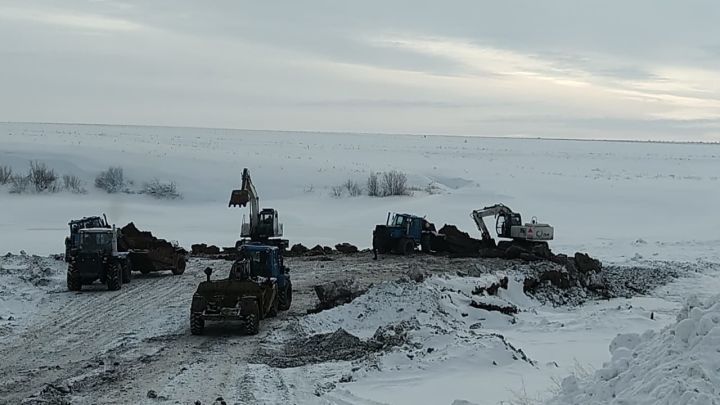 Буинцы ремонтируют плотину в Дрожжаное (фото, видео)