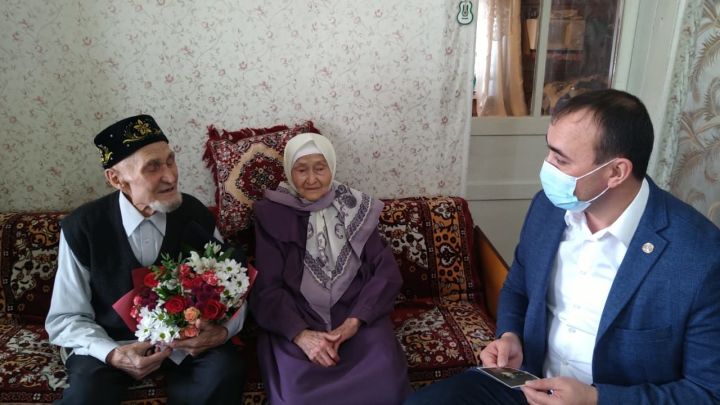 Жителя Буинска Гали Залялова поздравили с 90-летним юбилеем.