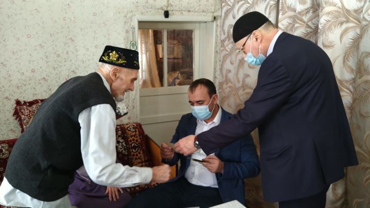 Жителя Буинска Гали Залялова поздравили с 90-летним юбилеем.