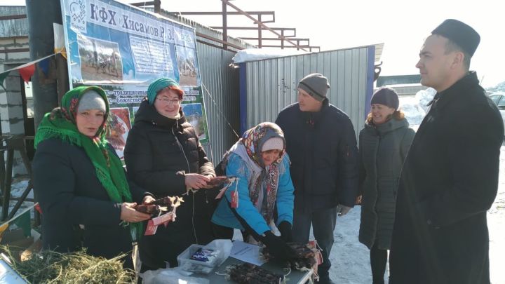 Приехавших в Буинск гостей в Больших Бюрганах угостили буинским казылыком (фото, видео)