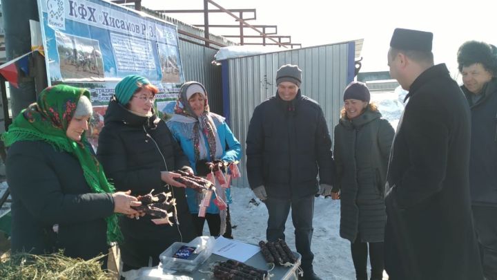 Приехавших в Буинск гостей в Больших Бюрганах угостили буинским казылыком (фото, видео)