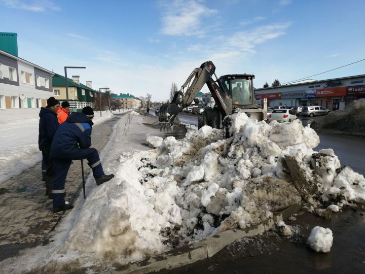 В Буинске коммунальщики заняты расчисткой водных путей (фото, видео)