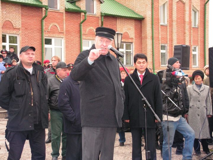 Буинцы поделились ФОТОграфиями с покойным Жириновским, снятыми в Буинске