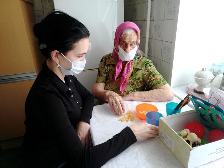Специалисты центра соцобслуживания населения “Гармония” в Буинском районе  проводят занятия на дому
