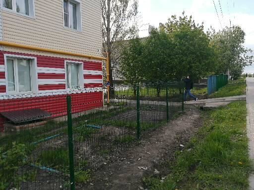 Земельные участки возле многоквартирных домов на улице Арефьева вновь огораживают