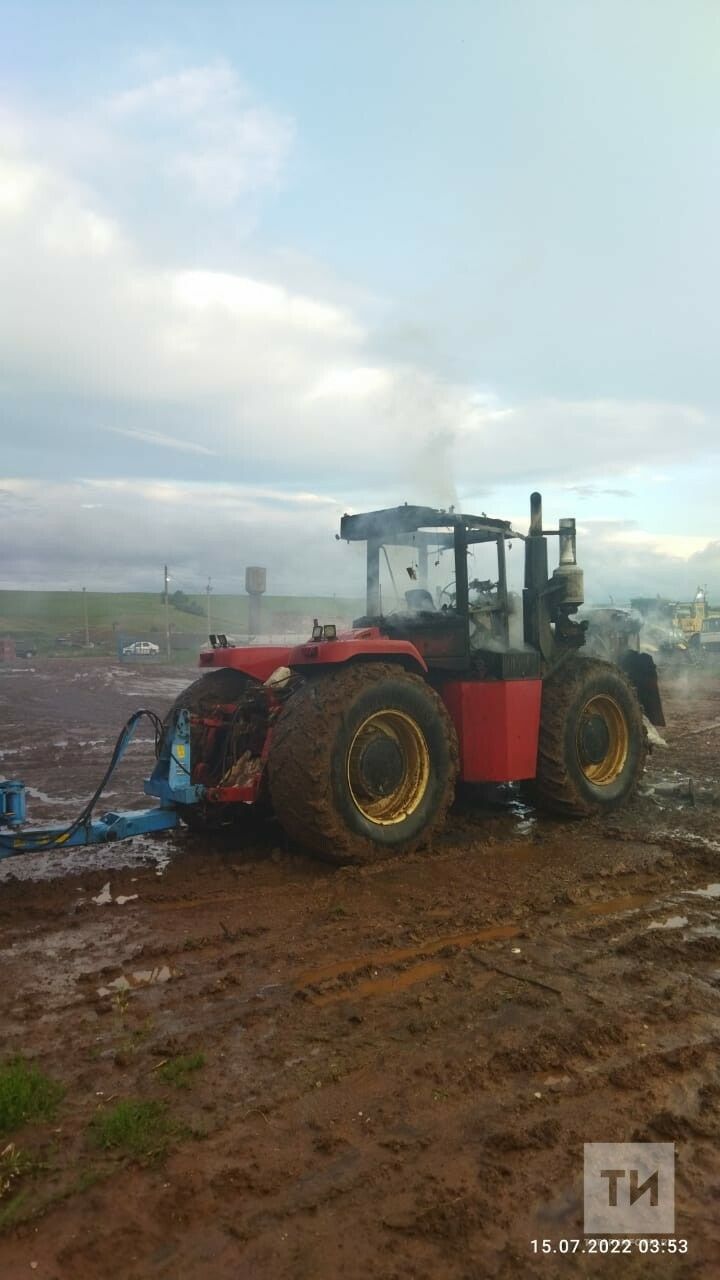 Ночью в поле у татарстанского села вспыхнул трактор