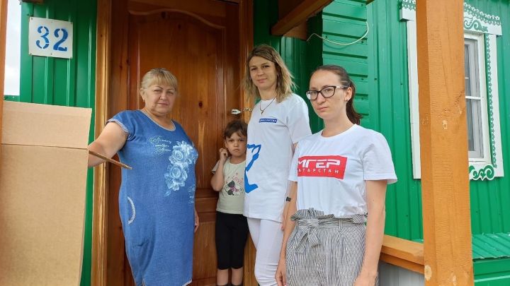 Буинские активисты и молодогвардейцы навестили семью, приехавшую из города Макеевка Донецкой народной республики