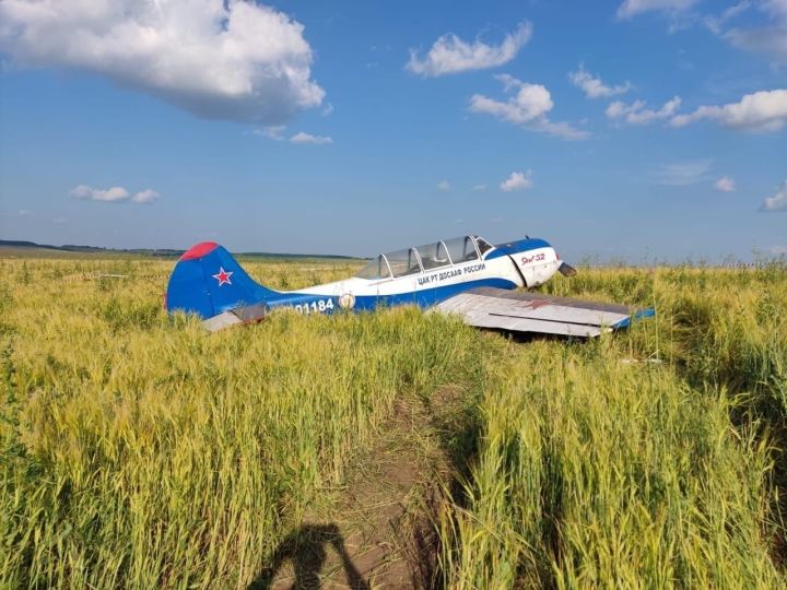 В Высокогорском районе Татарстана вынужденную посадку совершил самолет ЯК-52