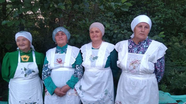 Сегодня в деревне Черки-Дюртиле изготавливали стеганые одеяла (фото видео)