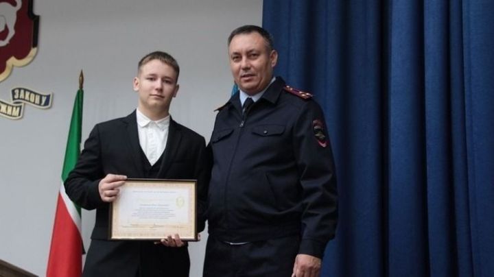 Айрат Ханбиков наградил юношу, который узнал со спины преступника и помог его поймать