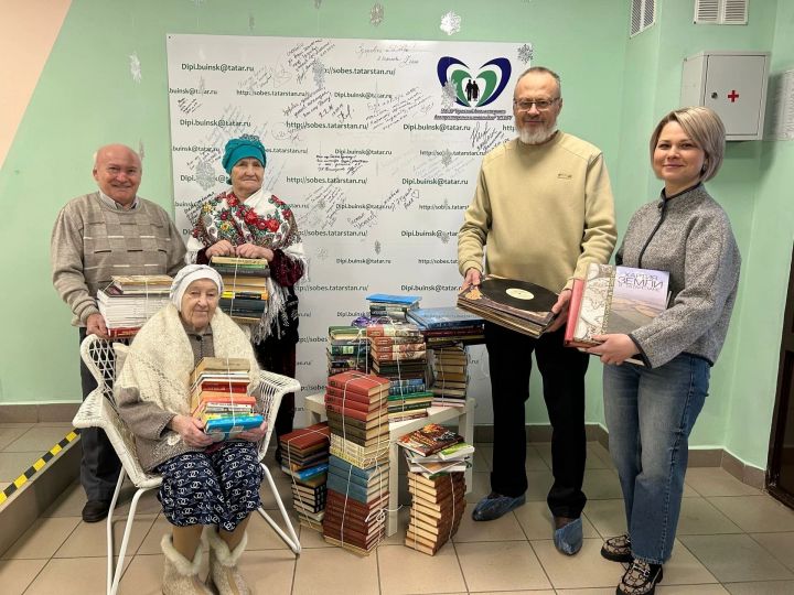 Сегодня житель Буинска Рафик Залялов подарил дому престарелых книги и грампластинки