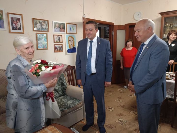 Глава Буинского района поздравил свою первую учительницу с Днем учителя (фото)