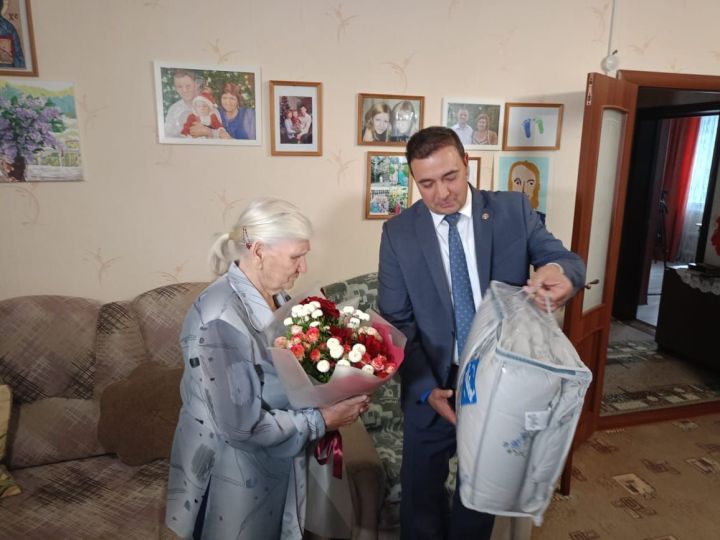 Глава Буинского района поздравил свою первую учительницу с Днем учителя (фото)