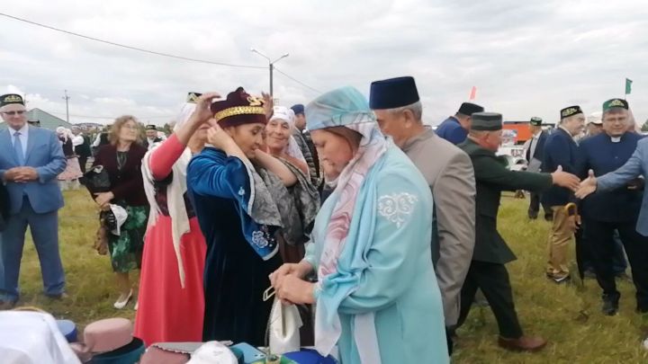 На Буинском Сабантуе Лейле Фазлеевой подарили татарский калфак. Марат Зяббаров установил полумесяц на минарет на макете мечети (фото)