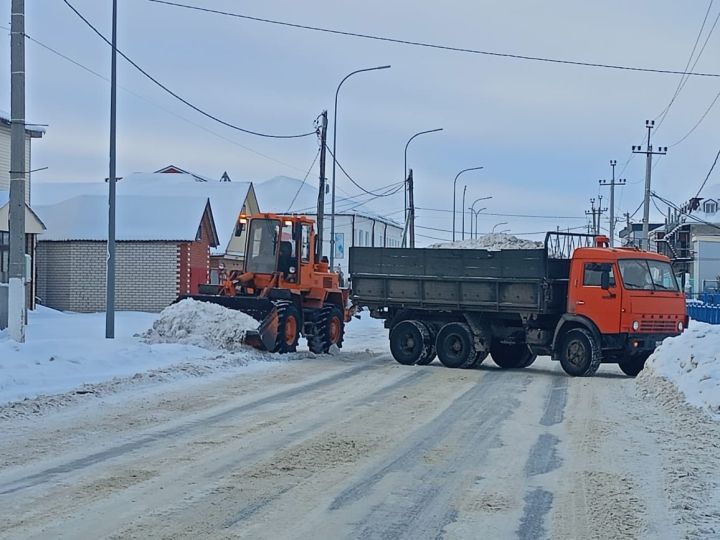 Коммунальщики Буинска за день вывозят по сорок машин снега
