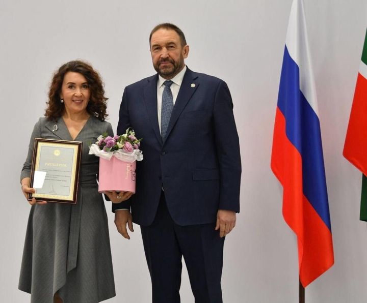 Начальник Буинского архивного отдела  Лейсан Самерханова награждена благодарностью Раиса Республики
