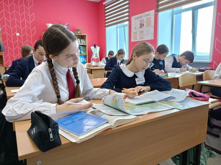 В школах Буинска стали запрещать  мобильники (фото, видео)