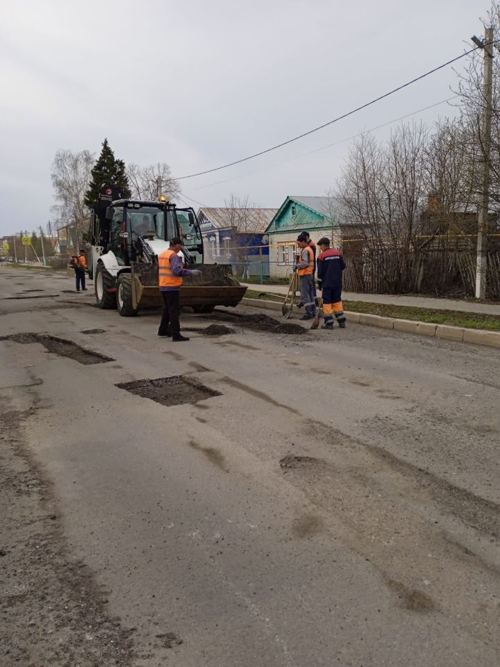 В городе Буинске приступили к ямочному ремонту дорог