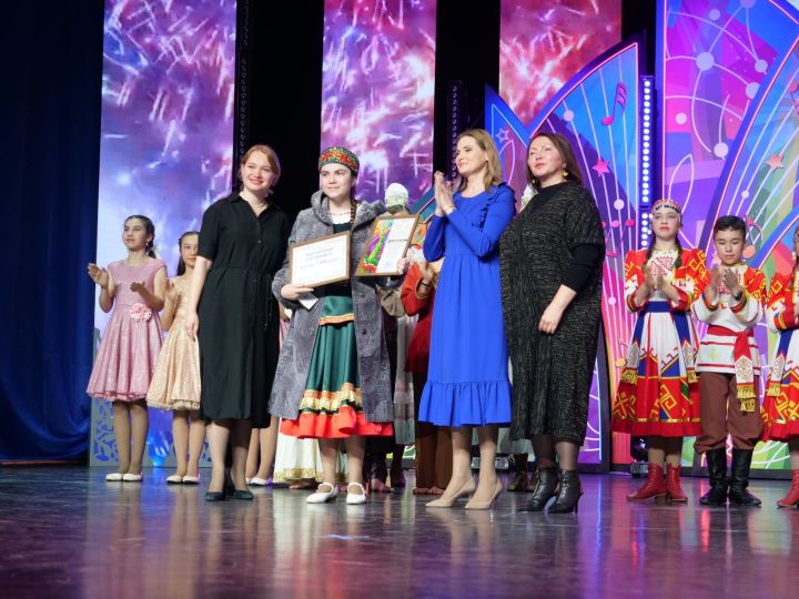 В проходившем в Буинске конкурсе «Созвездие-Йолдызлык»  шикарную шубу надели Сабине Шакировой