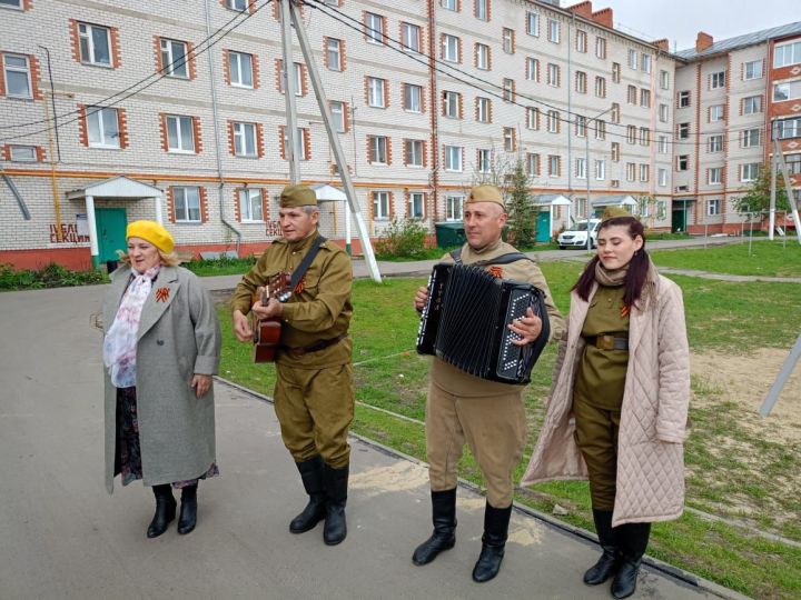 Работники культуры поздравили ветеранов ВОВ