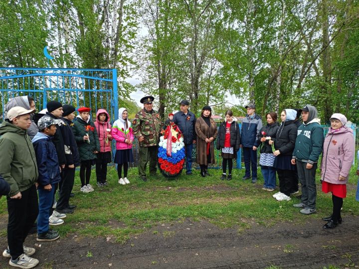Сегодня в Буинском районе возложили цветы к могилам солдат