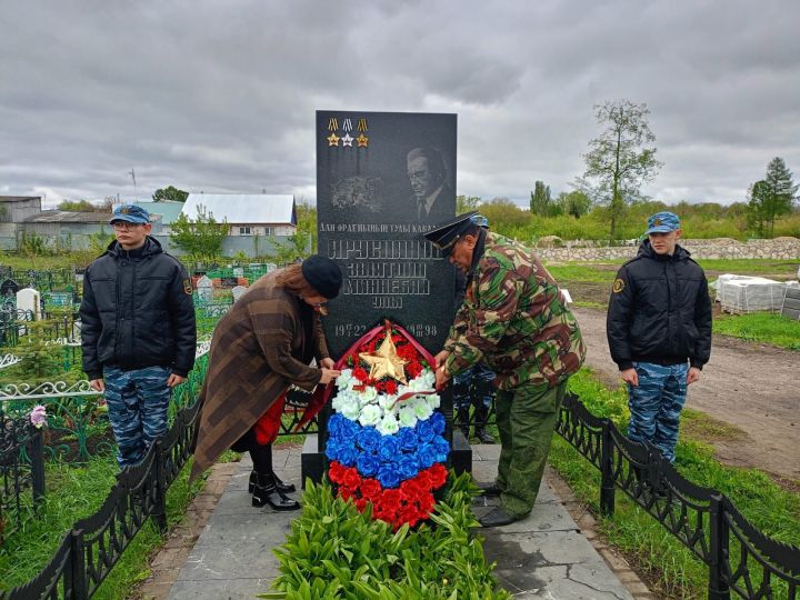 Сегодня в Буинском районе возложили цветы к могилам солдат