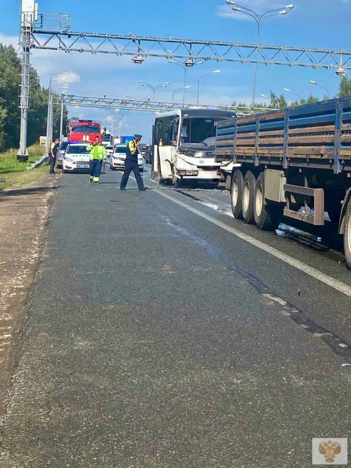 ДТП с участием пассажирского автобуса случилось сегодня днем на территории Верхнеуслонского района автодороги Казань-Ульяновск