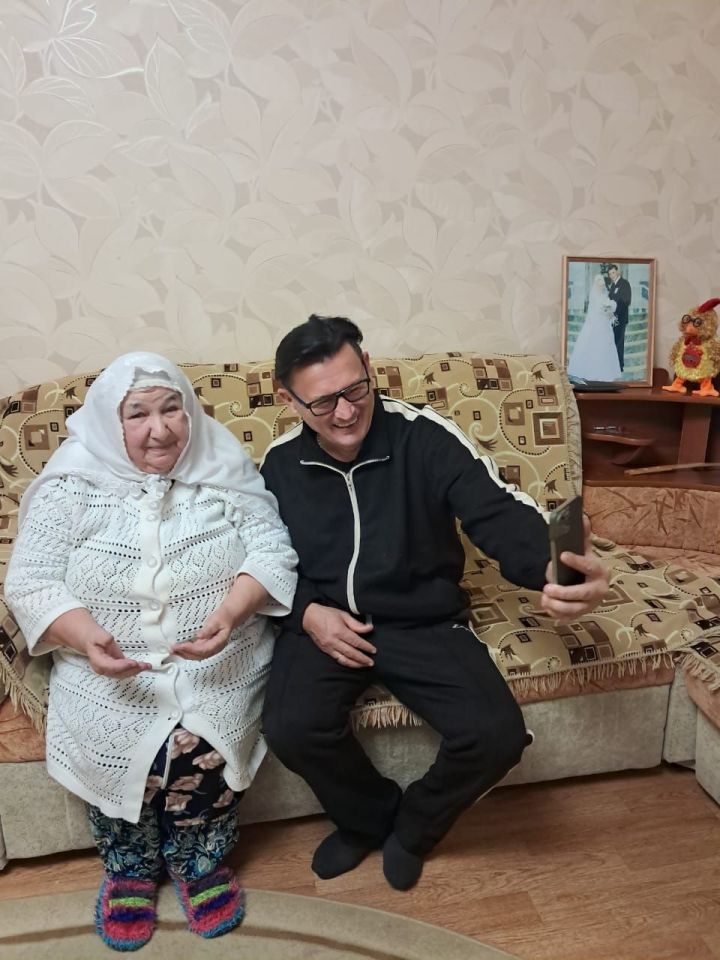 Звезда татарской эстрады Анвар Нургалиев  навестил местную поэтессу  Дину Камалетдинову из деревни Старый Студенец Буинского района