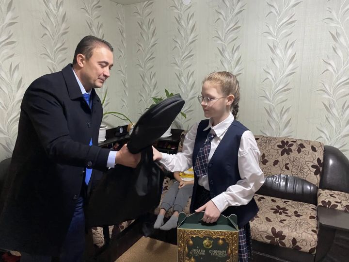 Сегодня Елизавета Нестерова из Буинска получила подарок от имени Раиса Татарстана Рустама Минниханова (фото).