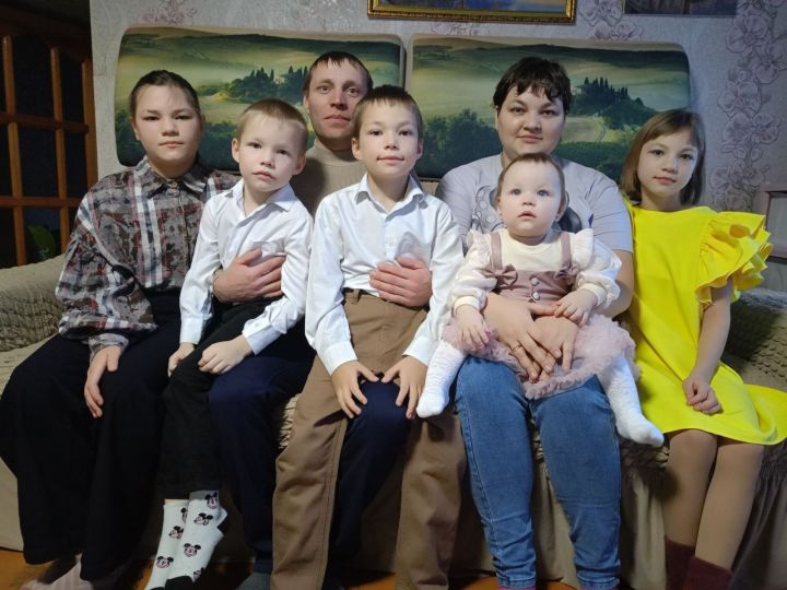 Глава Буинского района исполнил новогодние желания многодетной семьи Поповых (фото)